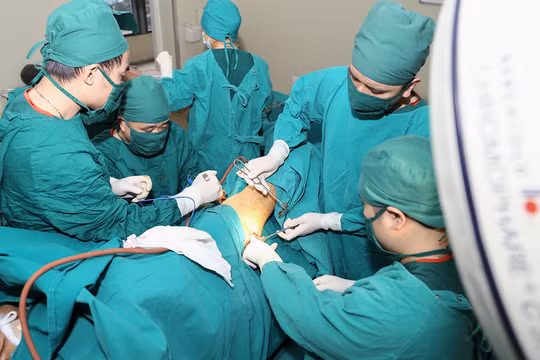 Các bác sĩ Bệnh viện đa khoa Đức Giang đang phẫu thuật cho bệnh nhân