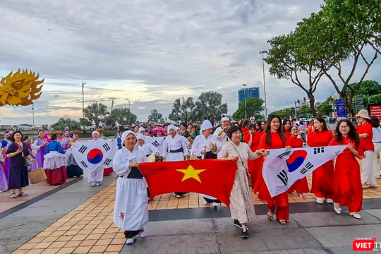 Chương trình biểu diễn nghệ thuật của các nghệ sĩ tại Lễ hội Việt Nam – Hàn Quốc thành phố Đà Nẵng năm 2024.