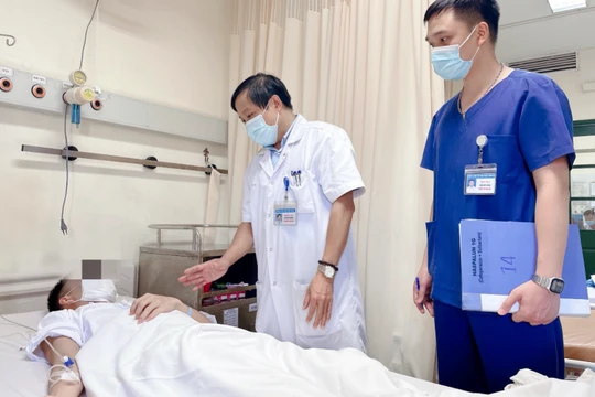 PGS. TS Nguyễn Quang – Giám đốc Trung tâm Nam học, Bệnh viện HN Việt Đức, Chủ tịch Hội Y học Giới tính Việt Nam đang thăm khám cho bệnh nhân