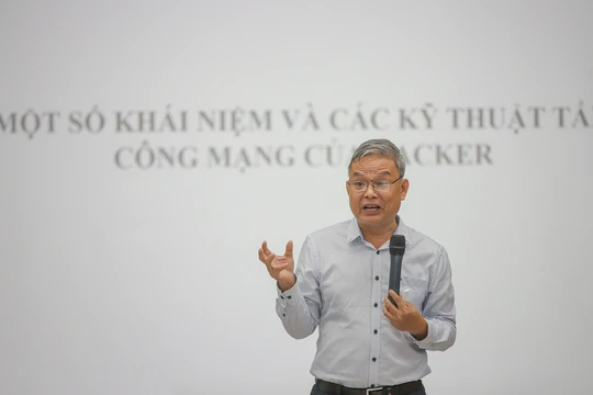 Ông Lê Tự Thanh - Phó Giám đốc Trung tâm Phát triển và Quản trị CNTT, Trường Đại học CNTT và Truyền thông Việt – Hàn tại buổi tập huấn