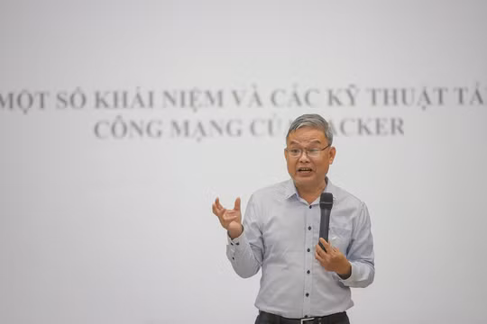 Ông Lê Tự Thanh - Phó Giám đốc Trung tâm Phát triển và Quản trị CNTT, Trường Đại học CNTT và Truyền thông Việt – Hàn tại buổi tập huấn