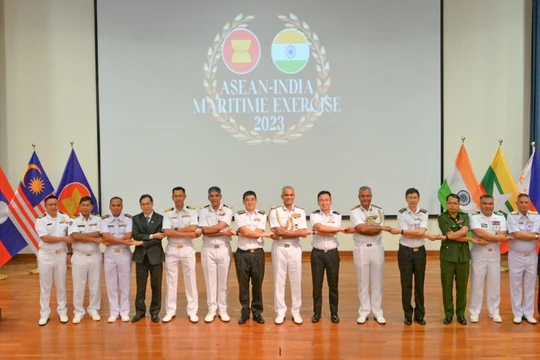 Đại diện hải quân các quốc gia thành viên của ASEAN và Ấn Độ chụp ảnh lưu niệm nhân sự kiện diễn tập Hàng hải ASEAN-Ấn Độ (AIME) 2023 (ảnh ĐSQ)