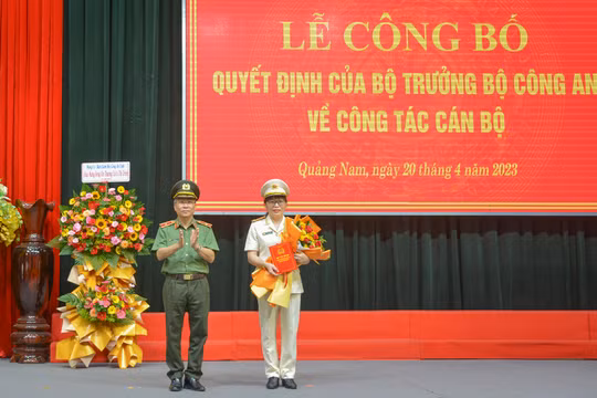 Thiếu tướng Nguyễn Đức Dũng - Giám đốc Công an tỉnh Quảng Nam - trao quyết định bổ nhiệm Phó Giám đốc Công an tỉnh Quảng Nam cho Thượng tá Võ Thị Trinh.