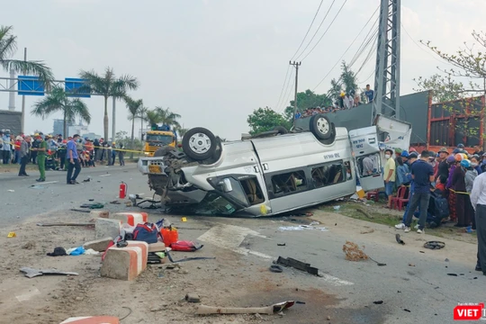 Hiện trường vụ tai nạn giao thông đặc biệt nghiêm trọng xảy ra sáng ngày 14/2 tại Quảng Nam