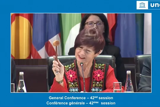 Bà Audrey Azoulay - Chủ tịch Đại hội đồng UNESCO 42 đã gõ búa, thông qua danh sách gồm 53 danh nhân văn hóa và sự kiện lịch sử sẽ được UNESCO vinh danh và cùng tham gia kỷ niệm.