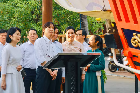 Hoàng Thái tử Nhật Bản Akishino và Công nương Kiko bên mô hình thuyền Châu Ấn được trưng bày tại phố cổ Hội An (ảnh Truong Ngo)