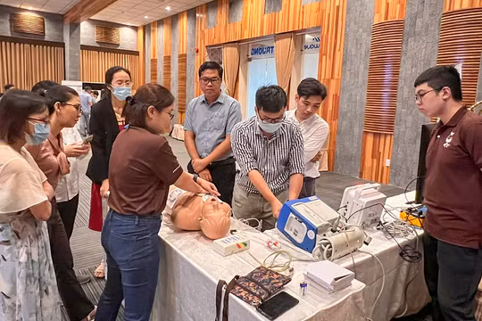 Các chuyên gia hướng dẫn thực hành cấp cứu cho nhân viên y tế 
