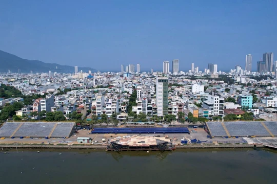 Sân khấu và khán đài cho lễ hội Pháo hoa quốc tế Đà Nẵng -DIFF 2023 đang vào giai đoạn hoàn thiện