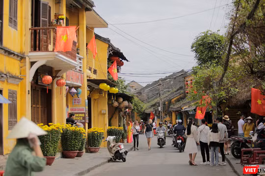 Du khách đổ về Hội An trong ngày đầu năm mới Quý Mão 2023