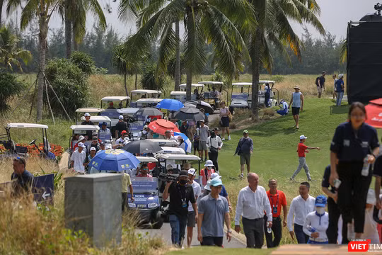 Du khách xem trận đấu trong khuôn khổ lễ hội Du lịch golf Đà Nẵng 2023 diễn ra trong dịp lễ Quốc khánh 2/9