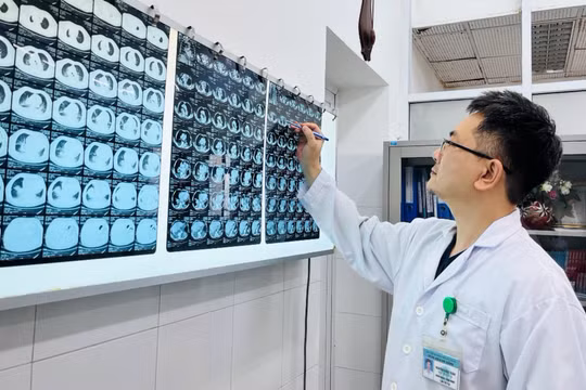 BSCKII Thân Trọng Vũ - Trưởng khoa Ngoại lồng ngực, Bệnh viện Đà Nẵng, phẫu thuật viên chính của ê kíp mổ - chẩn đoán hình ảnh của bệnh nhân