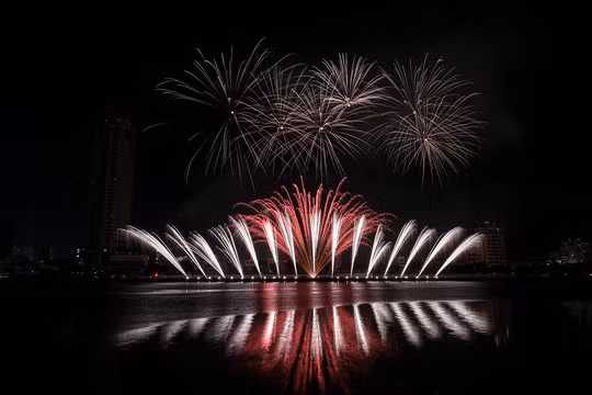 Màn pháo hoa của đội đến từ Ý trong đêm chung kết lễ hội pháo hoa quốc tế Đà Nẵng 2023.