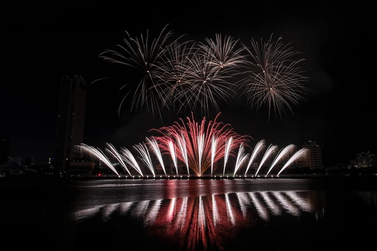 Màn pháo hoa của đội đến từ Ý trong đêm chung kết lễ hội pháo hoa quốc tế Đà Nẵng 2023.