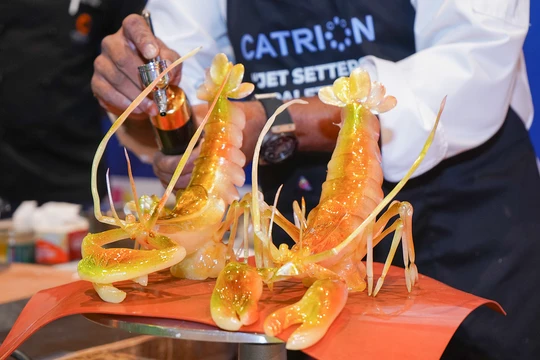 Đầu bếp Master Chef Dimuthu đã chế tác ra những chú tôm càng xanh tuyệt đẹp từ đường