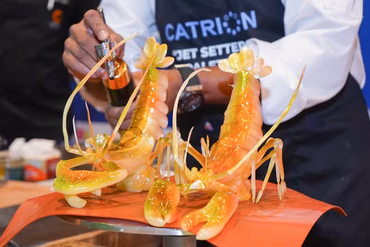 Đầu bếp Master Chef Dimuthu đã chế tác ra những chú tôm càng xanh tuyệt đẹp từ đường