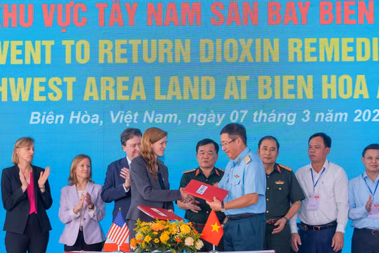 Thượng tướng Hoàng Xuân Chiến - Thứ trưởng Bộ Quốc phòng Việt Nam và bà Samantha Power -Tổng Giám đốc Cơ quan Phát triển Quốc tế Hoa Kỳ (USAID) tại lễ ký kết