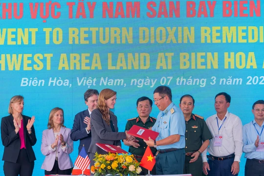 Thượng tướng Hoàng Xuân Chiến - Thứ trưởng Bộ Quốc phòng Việt Nam và bà Samantha Power -Tổng Giám đốc Cơ quan Phát triển Quốc tế Hoa Kỳ (USAID) tại lễ ký kết