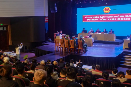 Quang cảnh phiên toà xét xử vụ án cướp Ngân hàng BIDV ở Đà Nẵng 