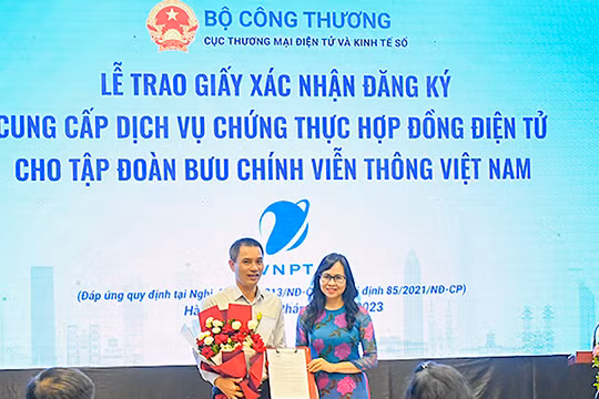 Bà Lê Hoàng Oanh – Cục trưởng Cục thương mại điện tử và Kinh tế số - trao giấy xác nhận đăng ký cung cấp dịch vụ chứng thực hợp đồng điện tử cho đại diện VNPT (ảnh VNPT)