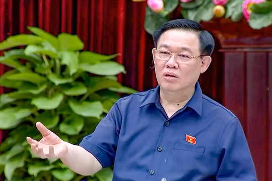 Chủ tịch Quốc hội Vương Đình Huệ phát biểu tại buổi làm việc với Thành uỷ Đà Nẵng (Ảnh: CTV)