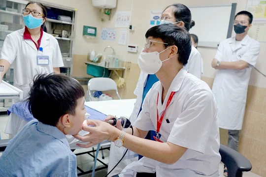 PGS.TS Phạm Tuấn Cảnh – Giám đốc Bệnh viện Tai Mũi Họng Trung ương - tái khám cho bệnh nhân sau ca mổ