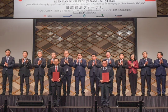 ĐH Đông Á và Tập đoàn Sun Frontier trao ký hợp tác đào tạo nhân lực chất lượng cao cho thị trường Nhật Bản tại diễn đàn kinh tế Việt Nam – Nhật Bản, trước sự chứng kiến của Thủ tướng Chính phủ Phạm Minh Chính, cùng đoàn cấp cao Việt Nam.