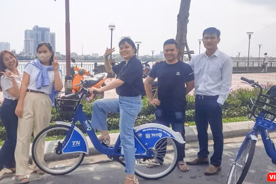 Du khách thích thú với dịch vụ xe đạp công cộng sử dụng bằng QRcode ở Đà Nẵng