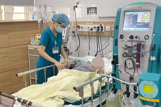 Bác sĩ Trung tâm Chống độc - Bệnh viện Bạch Mai chăm sóc bệnh nhân bị ngộ độc