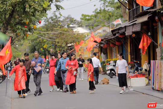 Du khách đến tham quan phố cổ Hội An