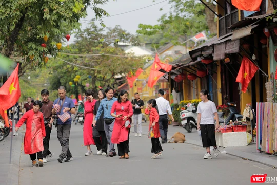 Du khách đến tham quan phố cổ Hội An