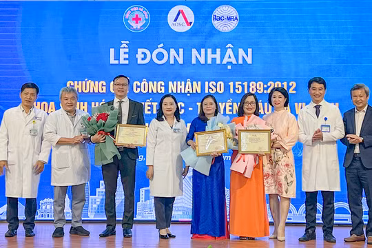 Đại diện Văn Phòng Công nhận năng lực đánh giá sự phù hợp về tiêu chuẩn chất lượng (AOSC) đã trao Chứng chỉ ISO 15189:2012 cho 3 khoa Sinh hóa, Huyết học - truyền máu, Vi sinh của Bệnh viện Đà Nẵng.