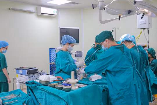 Các bác sĩ Bệnh viện đa khoa Đức Giang phẫu thuật thành công khối u phổi nặng 3kg ra khỏi lồng ngực bà cụ 71 tuổi