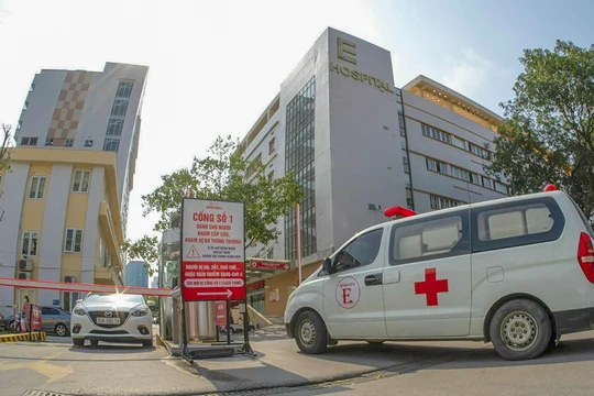 Cổng cấp cứu Bệnh viện E