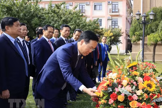Chủ tịch nước Võ Văn Thưởng đặt hoa tưởng nhớ Chủ tịch Hồ Chí Minh trong khuôn viên Đại sứ quán Việt Nam tại Bắc Kinh, Trung Quốc. (Ảnh: Thống Nhất/TTXVN)