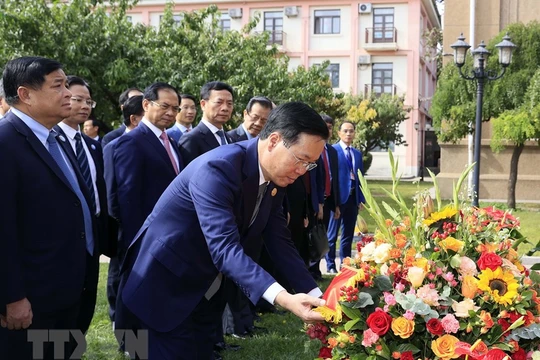 Chủ tịch nước Võ Văn Thưởng đặt hoa tưởng nhớ Chủ tịch Hồ Chí Minh trong khuôn viên Đại sứ quán Việt Nam tại Bắc Kinh, Trung Quốc. (Ảnh: Thống Nhất/TTXVN)