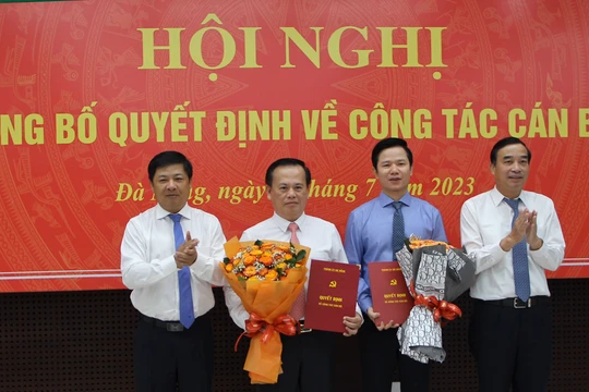 Ông Lương Nguyễn Minh Triết - Chủ tịch HĐND TP Đà Nẵng và ông Lê Trung Chinh - Chủ tịch UBND TP trao các quyết định và tặng hoa các cá nhân được bổ nhiệm. (ảnh Thuỷ Thanh)