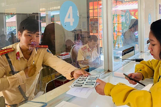 Lực lượng CSGT cấp biển số phương tiện cho người dân (Ảnh Chinhphu.vn)