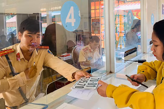 Lực lượng CSGT cấp biển số phương tiện cho người dân (Ảnh Chinhphu.vn)