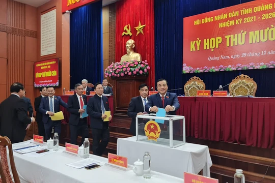 100% đại biểu HĐND tỉnh Quảng Nam đã biểu quyết đồng ý bãi nhiệm chức danh Phó Chủ tịch UBND tỉnh Quảng Nam đối với ông Trần Văn Tân.