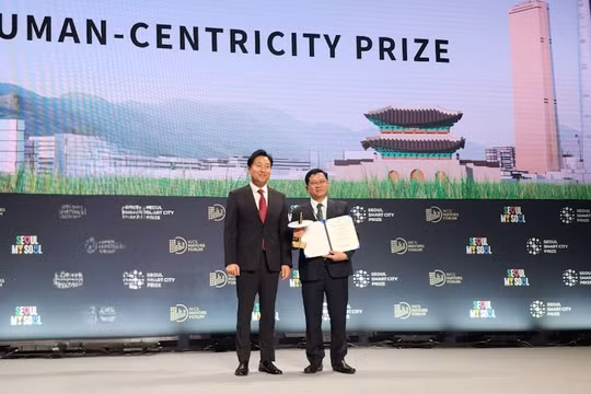 Phó Chủ tịch HĐND TP Đà Nẵng Trần Phước Sơn đại diện TP Đà Nẵng nhận giải thưởng "TP thông minh Seoul".