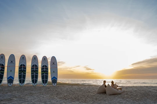 Một góc biển Regal Beach và hoạt động thể thao biển hấp dẫn.