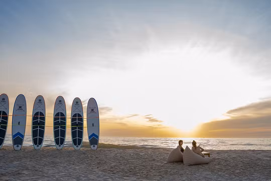 Một góc biển Regal Beach và hoạt động thể thao biển hấp dẫn.