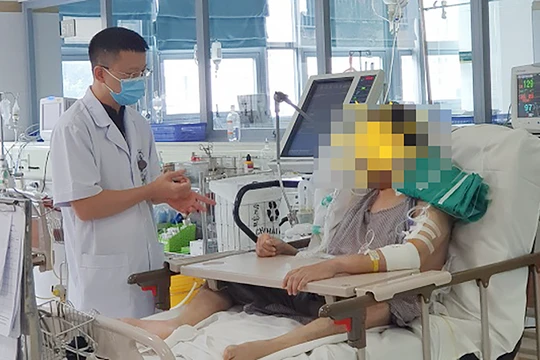 Bác sĩ Bệnh viện Bạch Mai thăm khám cho bệnh nhân sau áp dụng kỹ thuật đào thải CO2 qua màng ngoài cơ thể (ảnh BVCC)