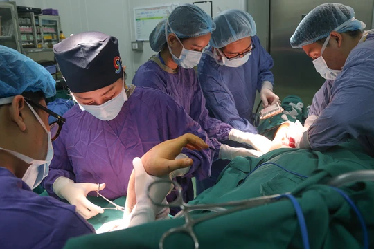 Các bác sĩ của Bệnh viện hữu nghị Việt Đức đang phẫu thuật cấp cứu và tạo hình thành công cánh tay gần đứt rời cho bệnh nhân bị tai nạn giao thông do áo chống nắng.