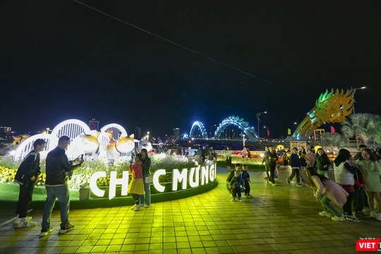 Người dân Đà Nẵng đổ về đường hoa Xuân, nô nức đón Giao thừa Tết Quý Mão 2023