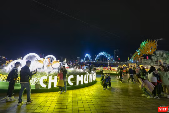 Người dân Đà Nẵng đổ về đường hoa Xuân, nô nức đón Giao thừa Tết Quý Mão 2023