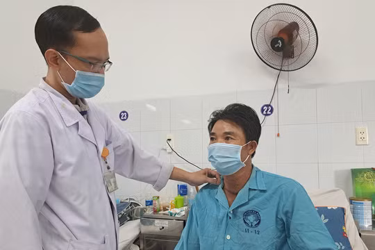 Bệnh nhân Vương H.B. được thăm khám sau ca mổ