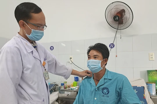 Bệnh nhân Vương H.B. được thăm khám sau ca mổ