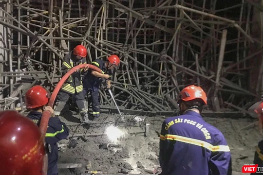 Lực lượng cứu nạn đang nỗ lực cứu nạn nhân trong vụ sập giàn giáo tại công trình xây dựng dự án Toà nhà tập đoàn Polyco (địa chỉ số 34-36 đường 2 Tháng 9, phường Bình Hiên, quận Hải Châu, TP Đà Nẵng)