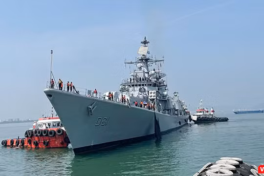 Tàu khu trục INS Delhi Hải quân Ấn Độ đến Đà Nẵng.